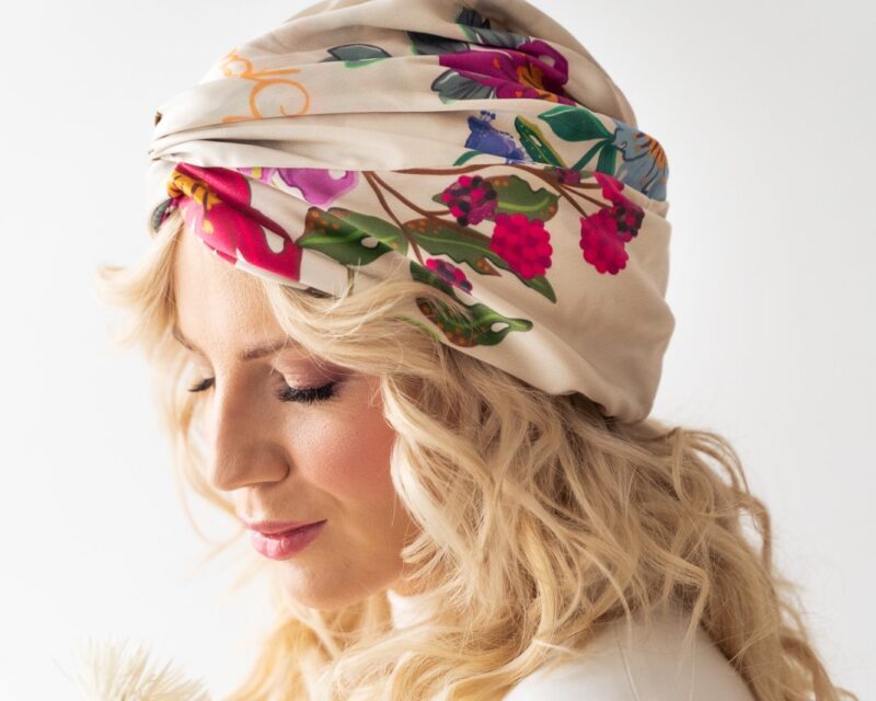 Turban na głowę &#8211; odkryj jego style i sposoby noszenia